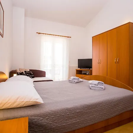 Lorena B Apartment