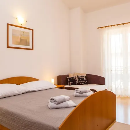 Lorena B Apartment *